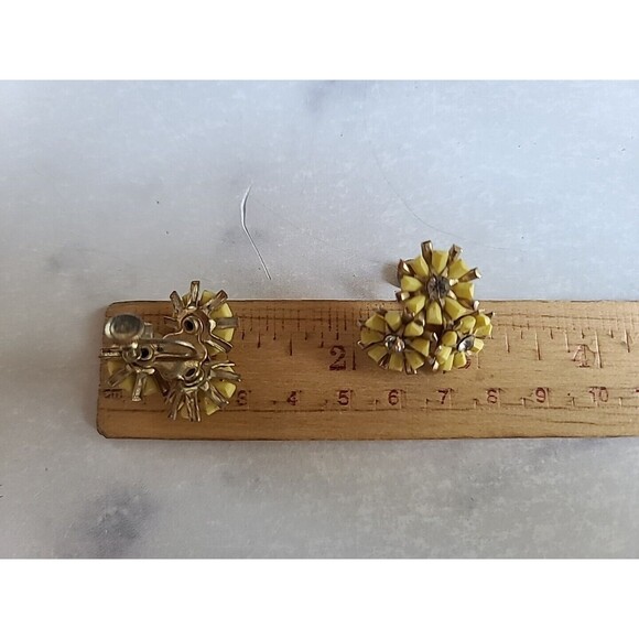 Coro Yellow Flower Screwback Earrings Vintage - Picture 10 of 10